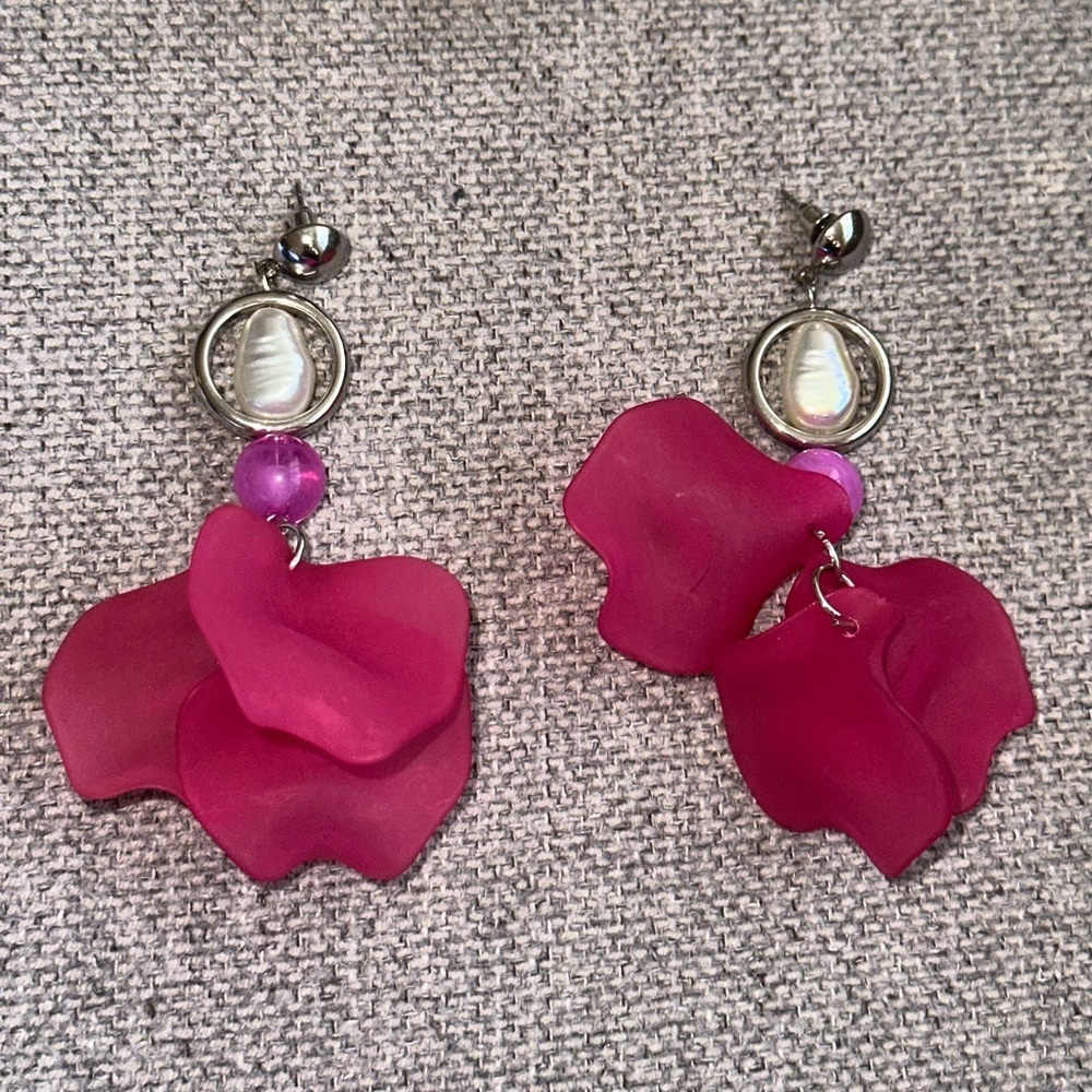 NWT Floral Pink Rose Petal & White Pearl Dangly Earrings - Picture 2 of 5